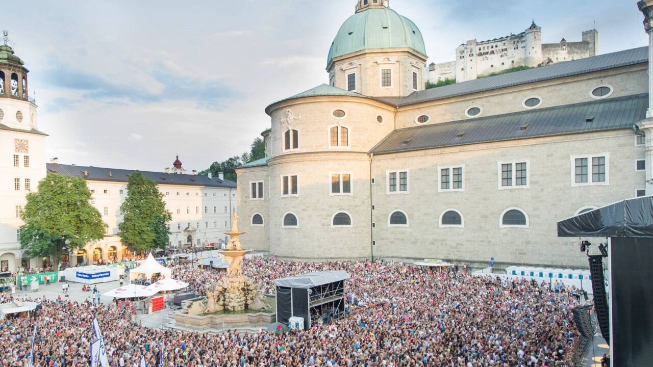 Am 14. Juni 2015 trat Xavier Naidoo auf dem Residenzplatz in Salzburg auf – vor etwa 7000 Menschen.  