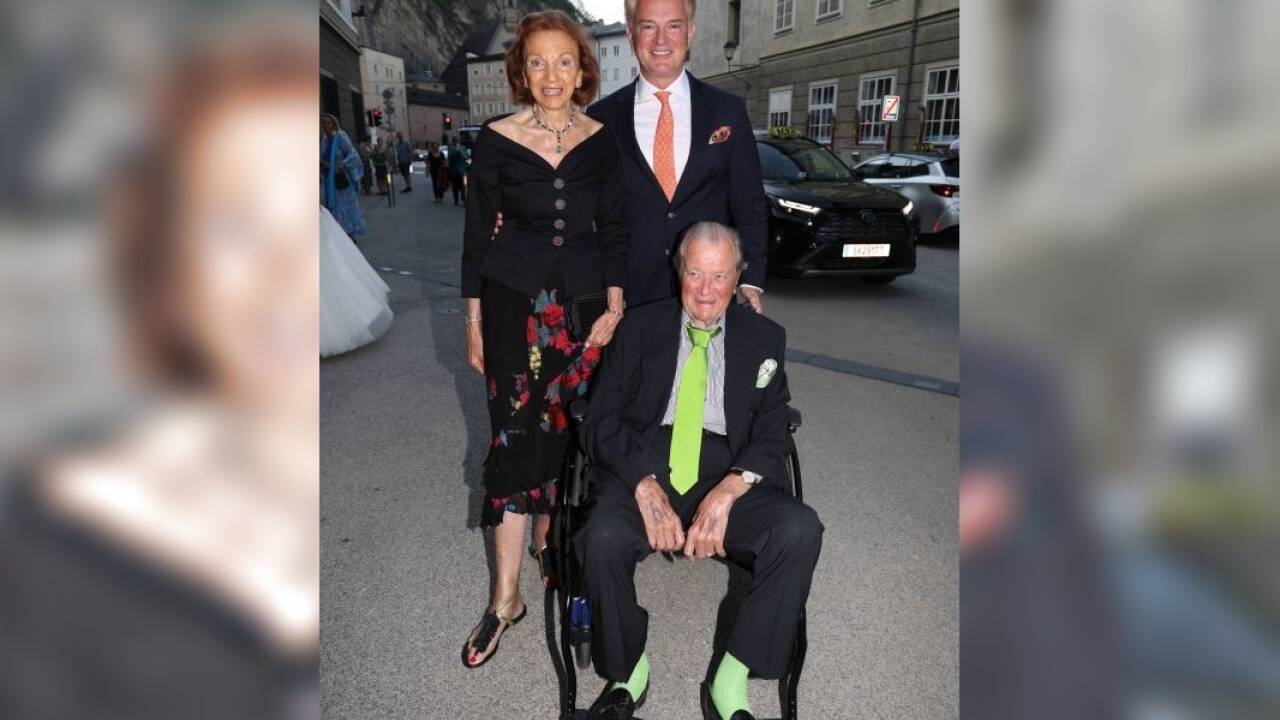Molkereiunternehmer Toni Meggle (vorne) mit Ehefrau Marina und Felix Raslagg. 