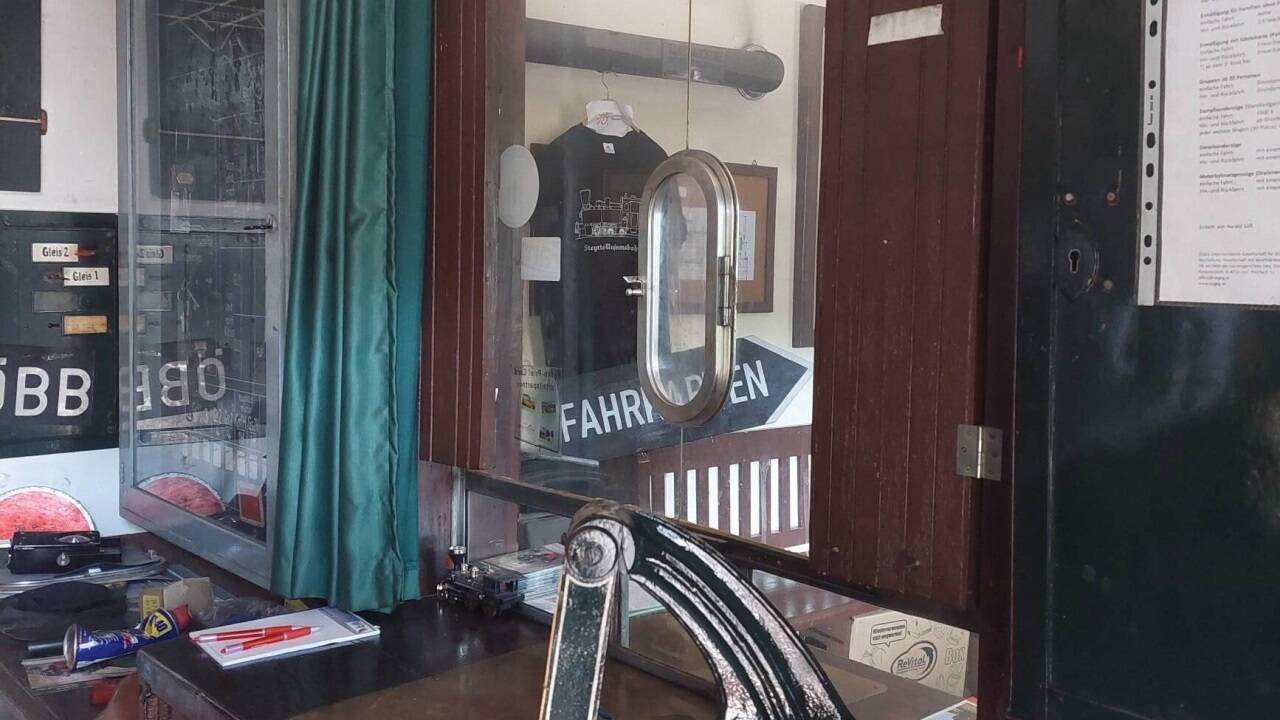 Fahrkartenausgabe am Bahnhof Grünburg anno dazumal. 