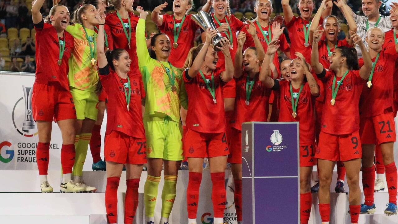 Beim Bayern-Jubel in der ersten Reihe (vorne ganz links) war die Salzburgerin Sarah Zadrazil dabei.  