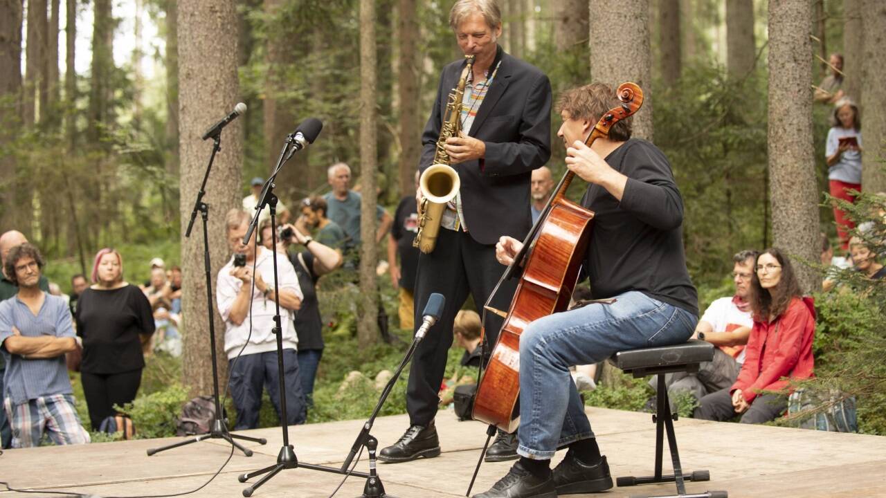 Eine der 14 außergewöhnliche Spielstätten in Saalfelden: Daniel Erdmann und Vincent Courtois im Kollingwald.  Eine der 14 außergewöhnliche Spielstätten in Saalfelden: Daniel Erdmann und Vincent Courtois im Kollingwald.