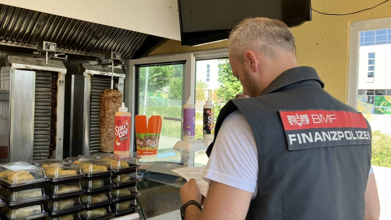 Die Finanzpolizei stellte bei Kontrollen an Kebabständen zahlreiche Verstöße fest.  Die Finanzpolizei stellte bei Kontrollen an Kebabständen zahlreiche Verstöße fest.
