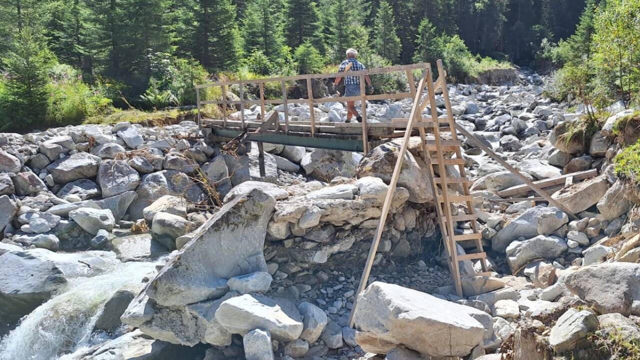 Die Brücke über den Gstößgraben wurde deratig beschädigt, dass die Arbeiter des Alpenvereins ein Provisorium mit Leitern errichten mussten. 