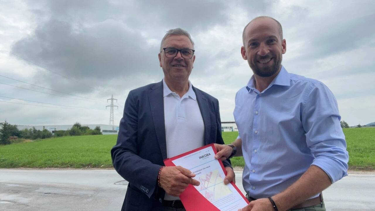 Die Bürgermeister Erich Rippl (Lengau) und David Egger-Kranzinger (Neumarkt) freuen sich über neue Flächen für das gemeindeübergreifende Betriebsansiedelungskonzept Inkoba. 