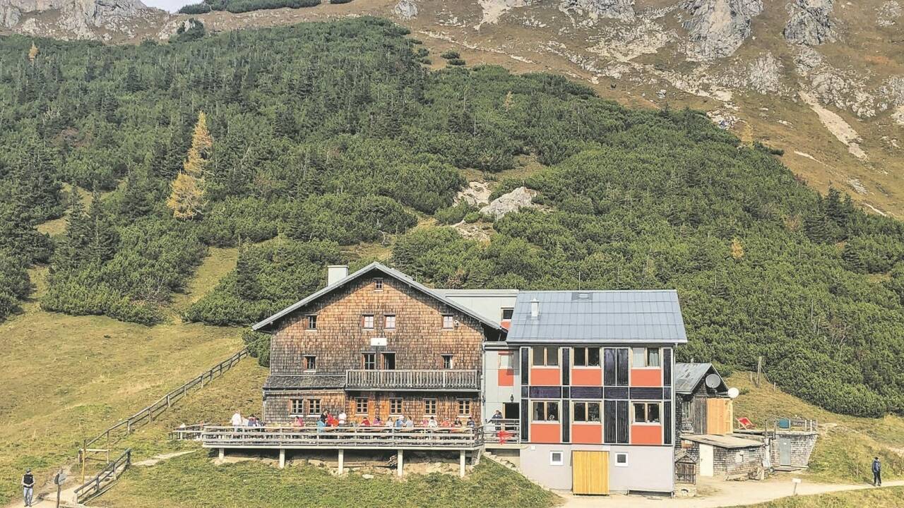 Das Carl-von-Stahl-Haus liegt auf einer Höhe von 1736 Metern am Torrener Joch unweit des Jenners zwischen Hagengebirge und Göllstock, direkt an der Grenze zu Bayern.    Das Carl-von-Stahl-Haus liegt auf einer Höhe von 1736 Metern am Torrener Joch unweit des Jenners zwischen Hagengebirge und Göllstock, direkt an der Grenze zu Bayern.