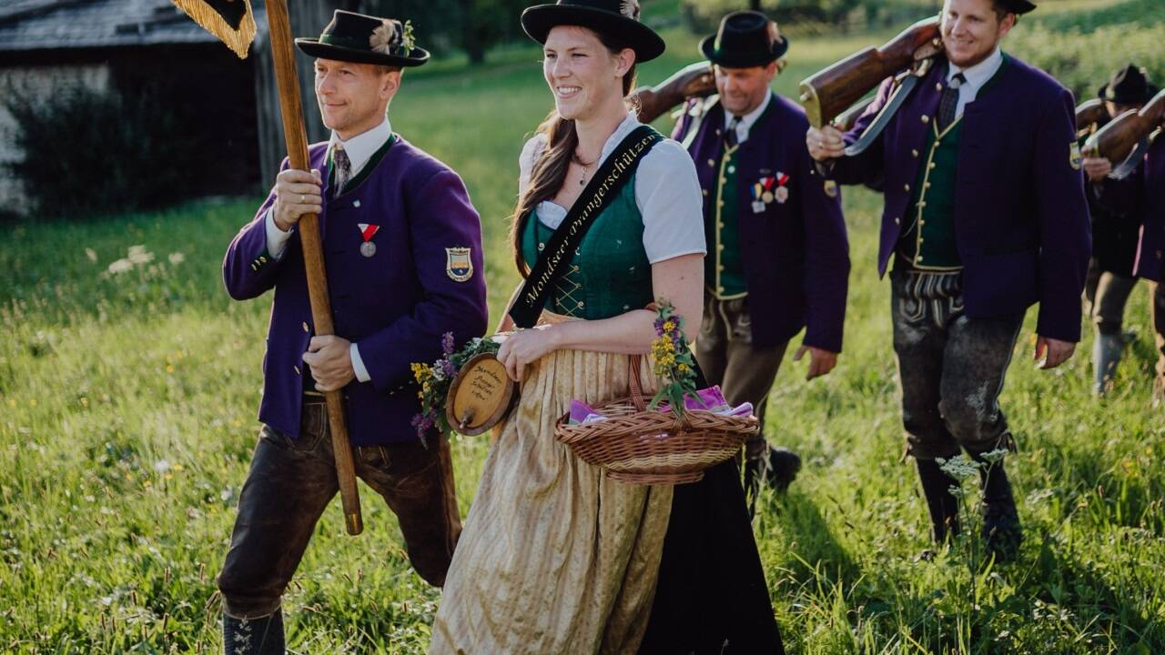 Die Mondseer Prangerschützen mit Marketenderin Domenique Stöhr in ihrer traditionellen Tracht und den historischen Stutzen. 