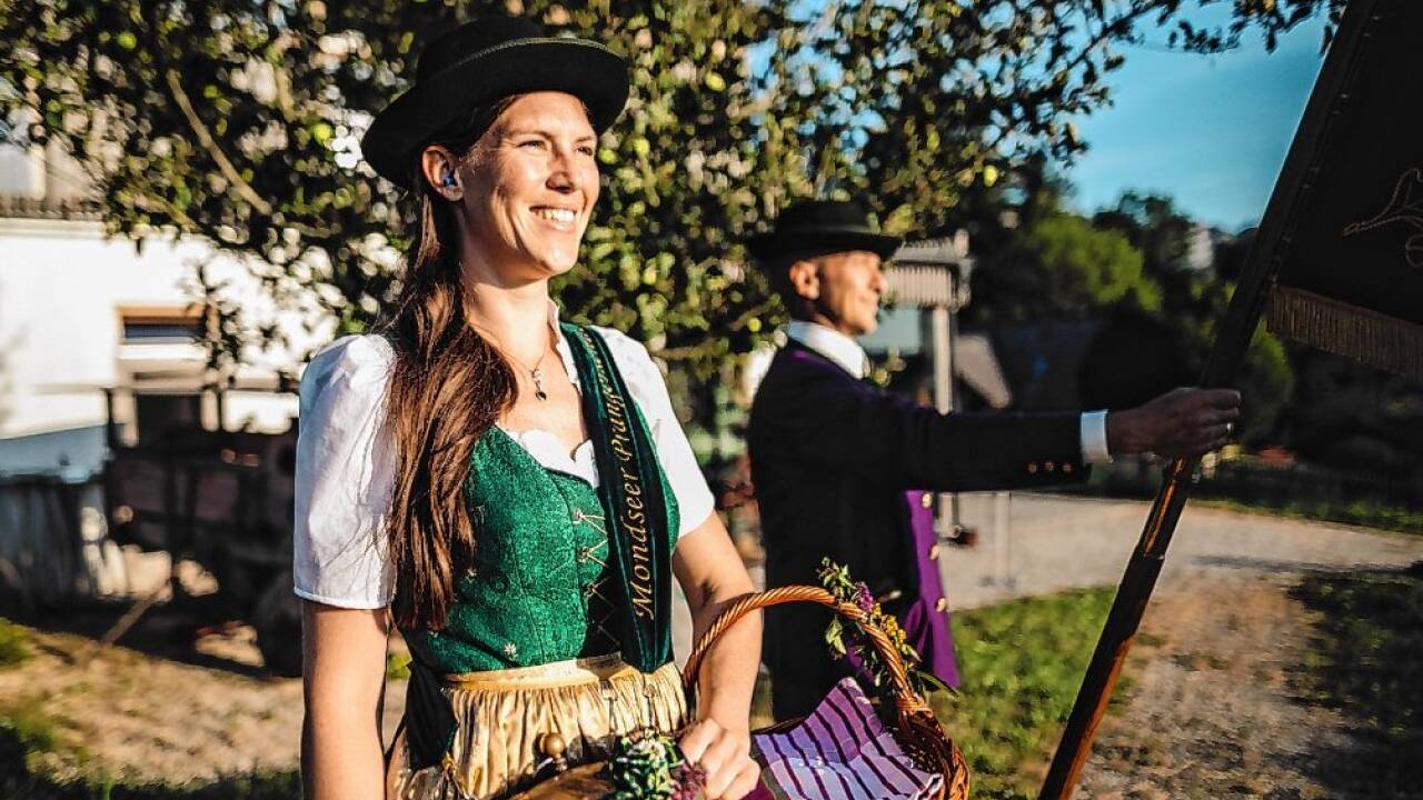 Die Mondseer Prangerschützen mit Marketenderin Domenique Stöhr in ihrer traditionellen Tracht und den historischen Stutzen. 