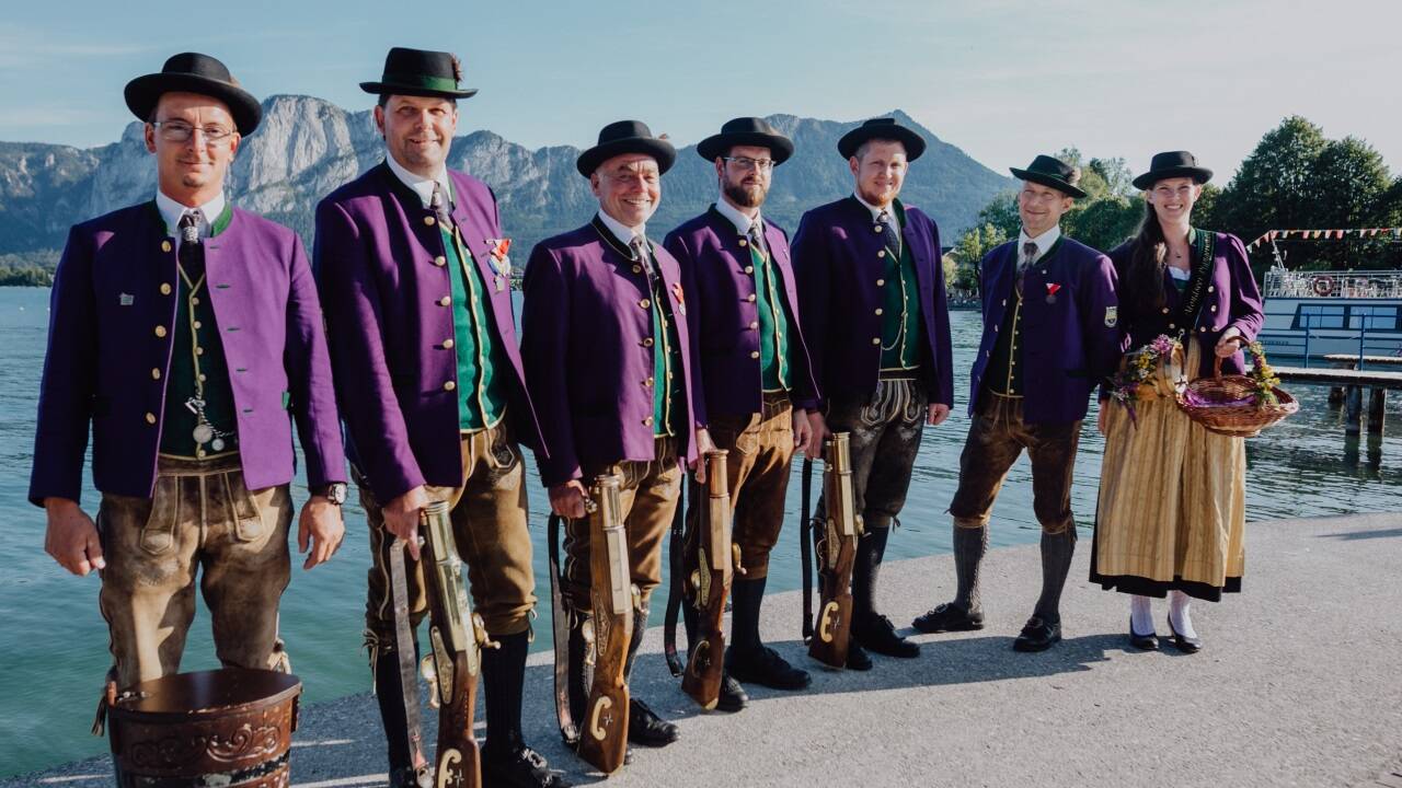 Die Mondseer Prangerschützen mit Marketenderin Domenique Stöhr in ihrer traditionellen Tracht und den historischen Stutzen. 