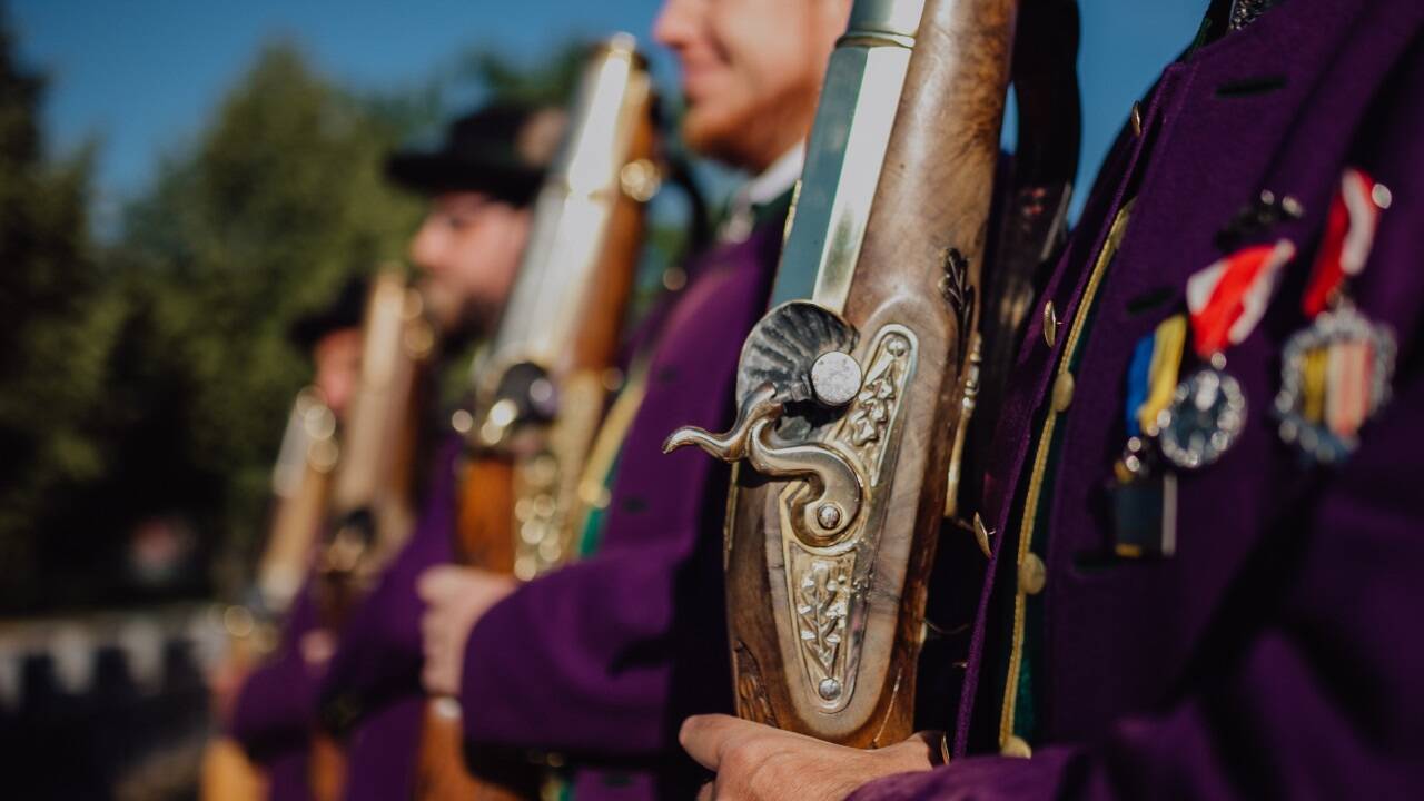 Die Mondseer Prangerschützen mit Marketenderin Domenique Stöhr in ihrer traditionellen Tracht und den historischen Stutzen. 