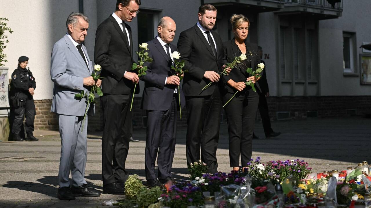 Herbert Reul, Hendrik Wüst, Olaf Scholz, Tim Kurzbach und Mona Neubaur. Herbert Reul, Hendrik Wüst, Olaf Scholz, Tim Kurzbach und Mona Neubaur.