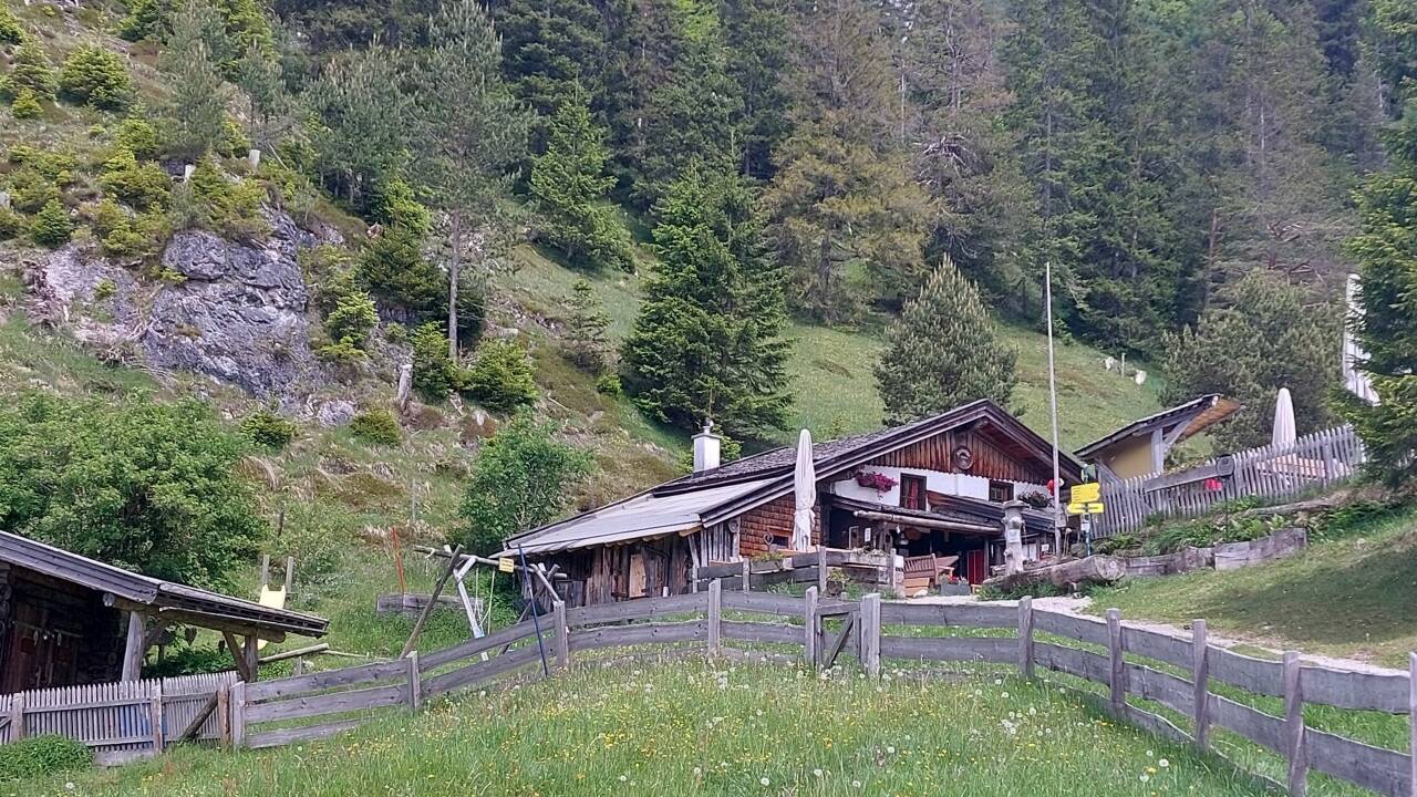 Die alte Steinalm soll weggerissen werden. Der Neubau entsteht links davon.   Die alte Steinalm soll weggerissen werden. Der Neubau entsteht links davon.