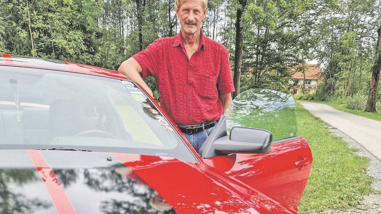 Mit dem roten Ford Mustang hat sich Hans Niederwinkler selbst belohnt – als er fünf Jahre trocken war. 