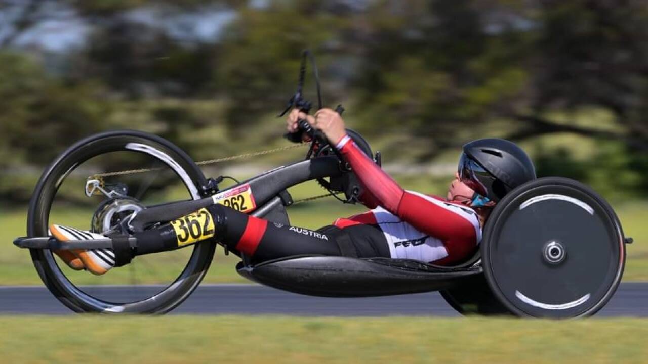 Hanbikerin Cornelia Wibmer aus Thalgau im Renneinsatz.  Hanbikerin Cornelia Wibmer aus Thalgau im Renneinsatz.