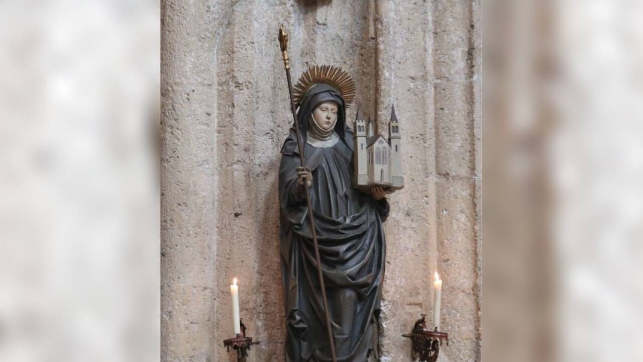 Erentrudis-Statue in der Stiftskirche Nonntal.  Erentrudis-Statue in der Stiftskirche Nonntal.