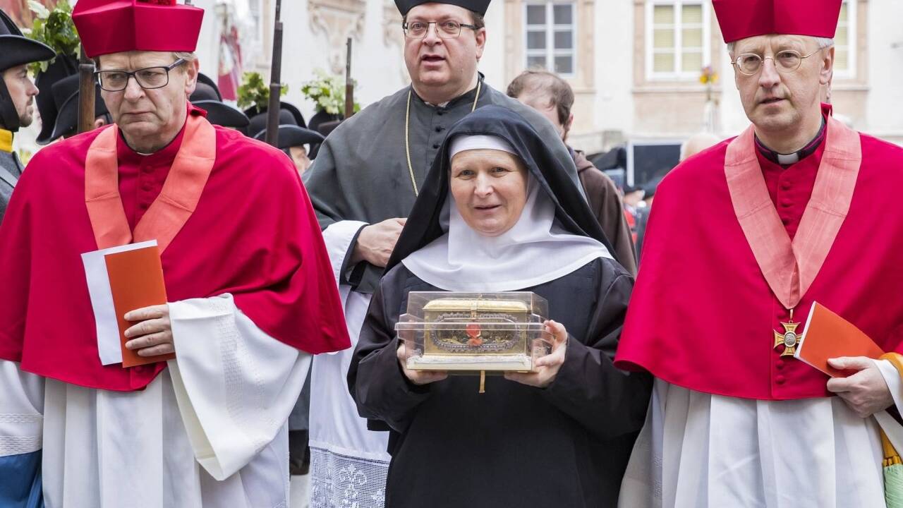 Eine kleinere Reliquie von Erentrudis war erstmals 2018 (im Bild Äbtissin Veronika Kronlachner mit dem Schrein und in Begleitung von Domherren) in den Dom getragen worden – zusammen mit einer Rupert-Reliquie. Anlass war der 1300. Todestag der beiden mit Salzburg verbundenen Heiligen.  Eine kleinere Reliquie von Erentrudis war erstmals 2018 (im Bild Äbtissin Veronika Kronlachner mit dem Schrein und in Begleitung von Domherren) in den Dom getragen worden – zusammen mit einer Rupert-Reliquie. Anlass war der 1300. Todestag der beiden mit Salzburg verbundenen Heiligen.