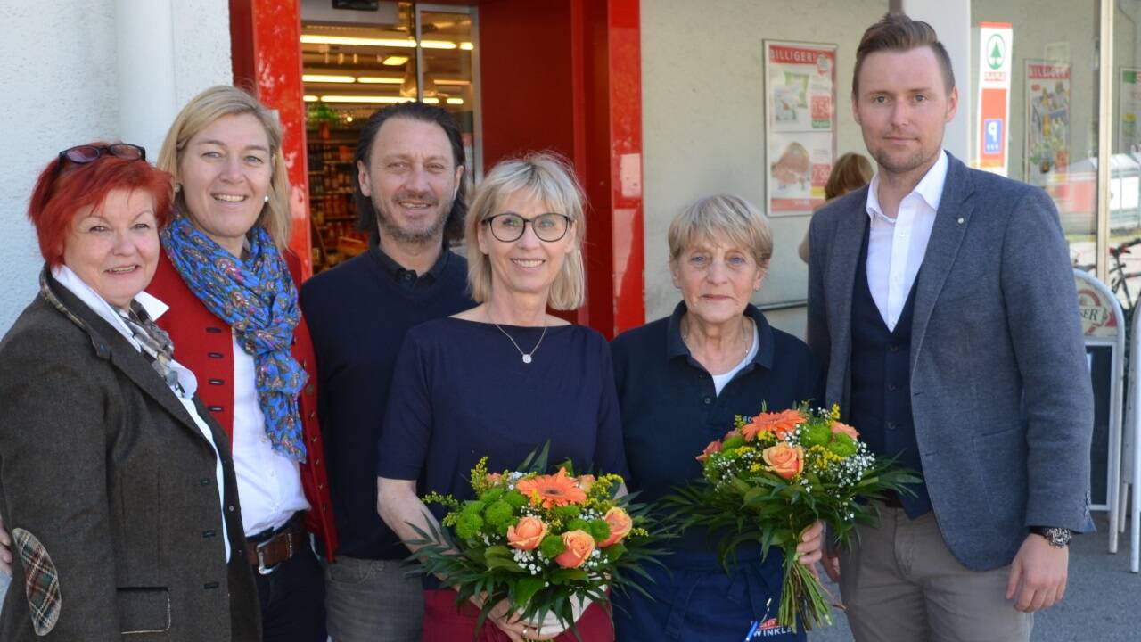 Detlef Winkler (Mitte) mit Ehefrau Sybill (3. v. r) und Mutter Marianne (2. v. r.) beim 40-Jahre-Jubiläum 2019.  Detlef Winkler (Mitte) mit Ehefrau Sybill (3. v. r) und Mutter Marianne (2. v. r.) beim 40-Jahre-Jubiläum 2019.