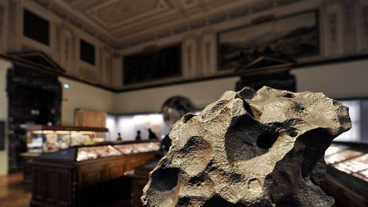 Ein Teil des "Meteorit CV3 Allende" ist im NHM-Meteoritensaal zu sehen  Ein Teil des 'Meteorit CV3 Allende' ist im NHM-Meteoritensaal zu sehen