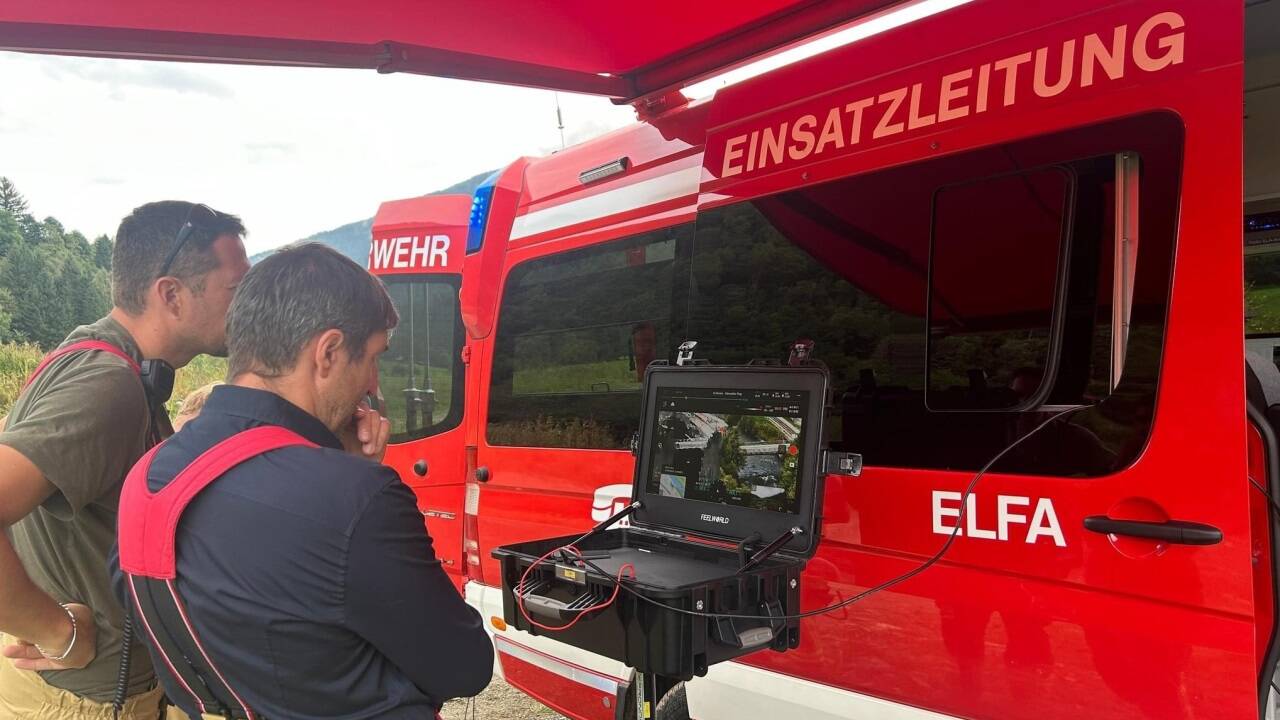 Mit Fußtrupps und Unterstützung von Drohnen suchten die Einsatzkräfte intensiv nach der vermissten Person.  