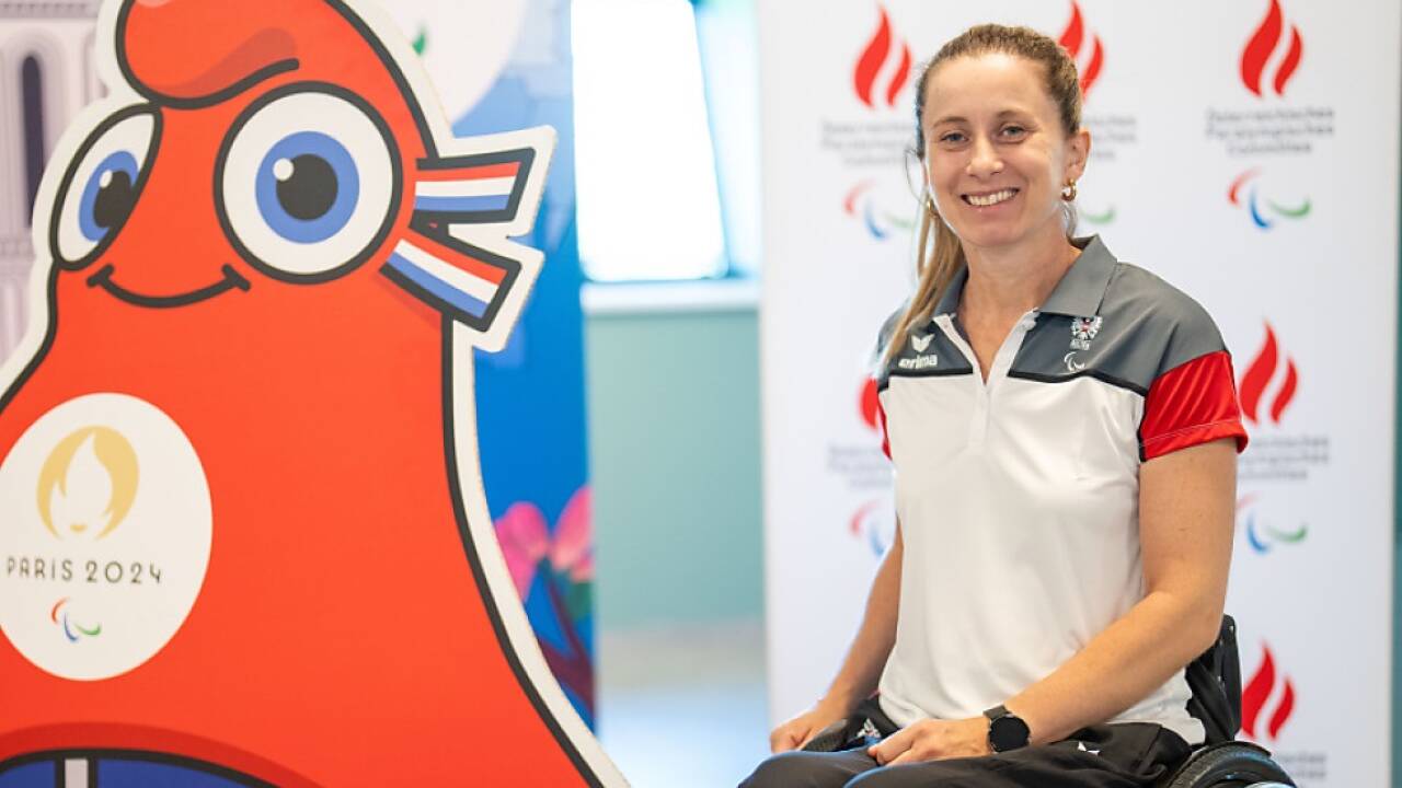 Koosz trägt rot-weiß-rote Fahne mit Puch Koosz trägt rot-weiß-rote Fahne mit Puch