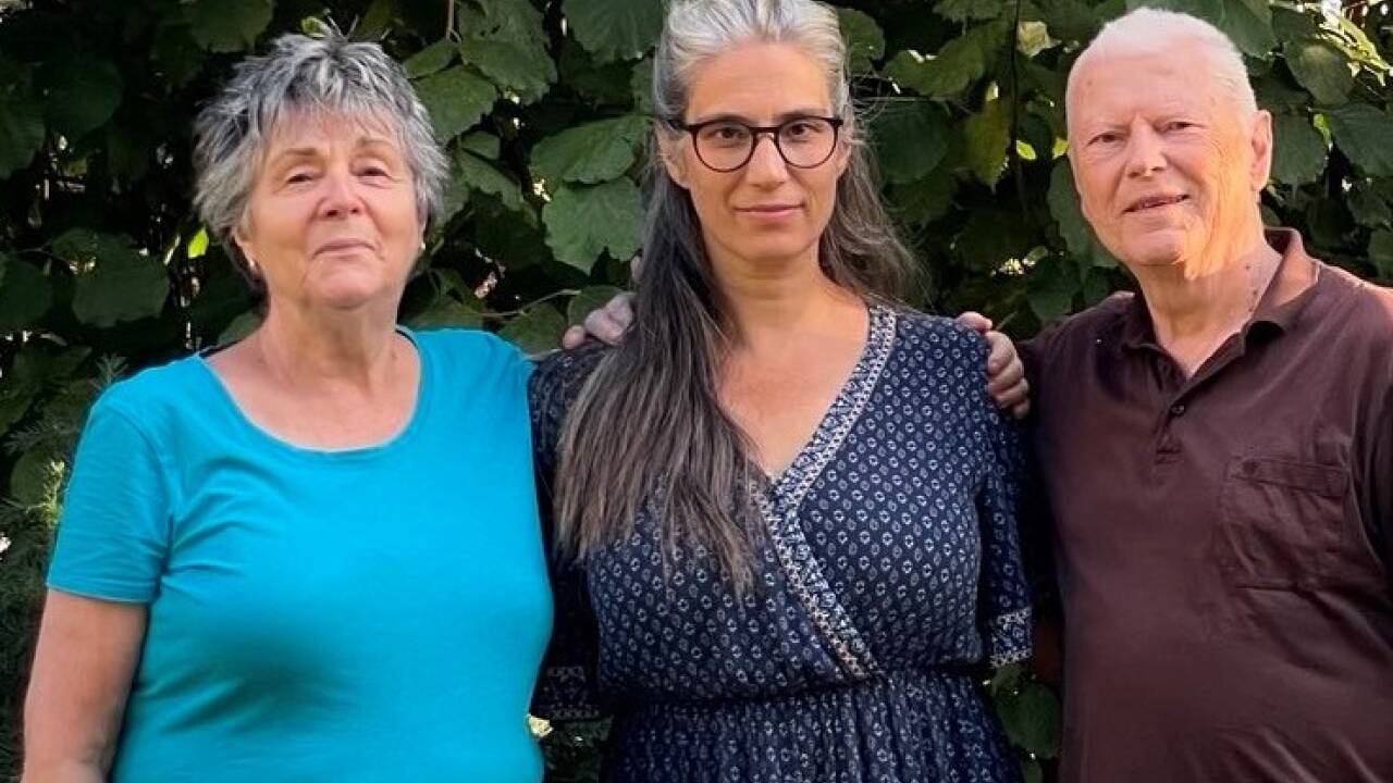 Deutsch-österreichische Wahl-Sorgen: Lilian und Rainer (links und rechts) fürchten den Hang ihrer Landsleute zum extrem Rechten ebenso wie ihre Tochter Nadja, die längst in Wien daheim ist, den vieler Österreicher  Deutsch-österreichische Wahl-Sorgen: Lilian und Rainer (links und rechts) fürchten den Hang ihrer Landsleute zum extrem Rechten ebenso wie ihre Tochter Nadja, die längst in Wien daheim ist, den vieler Österreicher