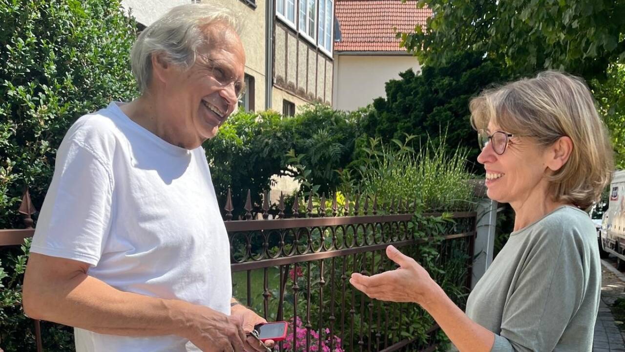 Politikplauderei unter Nachbarn: Eva verzweifelt an ihren Landsleuten ebenso wie an West-Medien - Ralf daran, dass Strategie bei dieser Wahl wichtiger ist als Fakten  Politikplauderei unter Nachbarn: Eva verzweifelt an ihren Landsleuten ebenso wie an West-Medien - Ralf daran, dass Strategie bei dieser Wahl wichtiger ist als Fakten