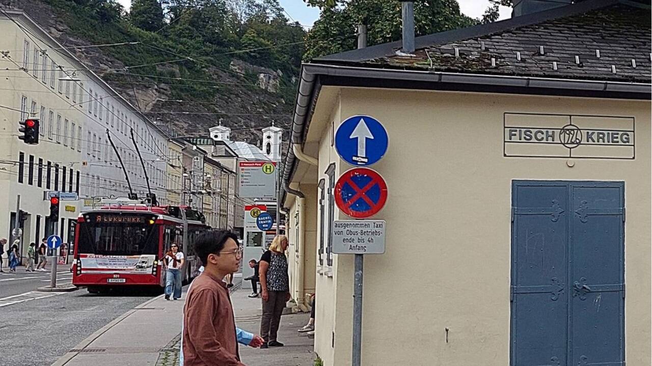 Mit Blick auf die Obus-Haltestelle am Ferdinand-Hanusch-Platz.  