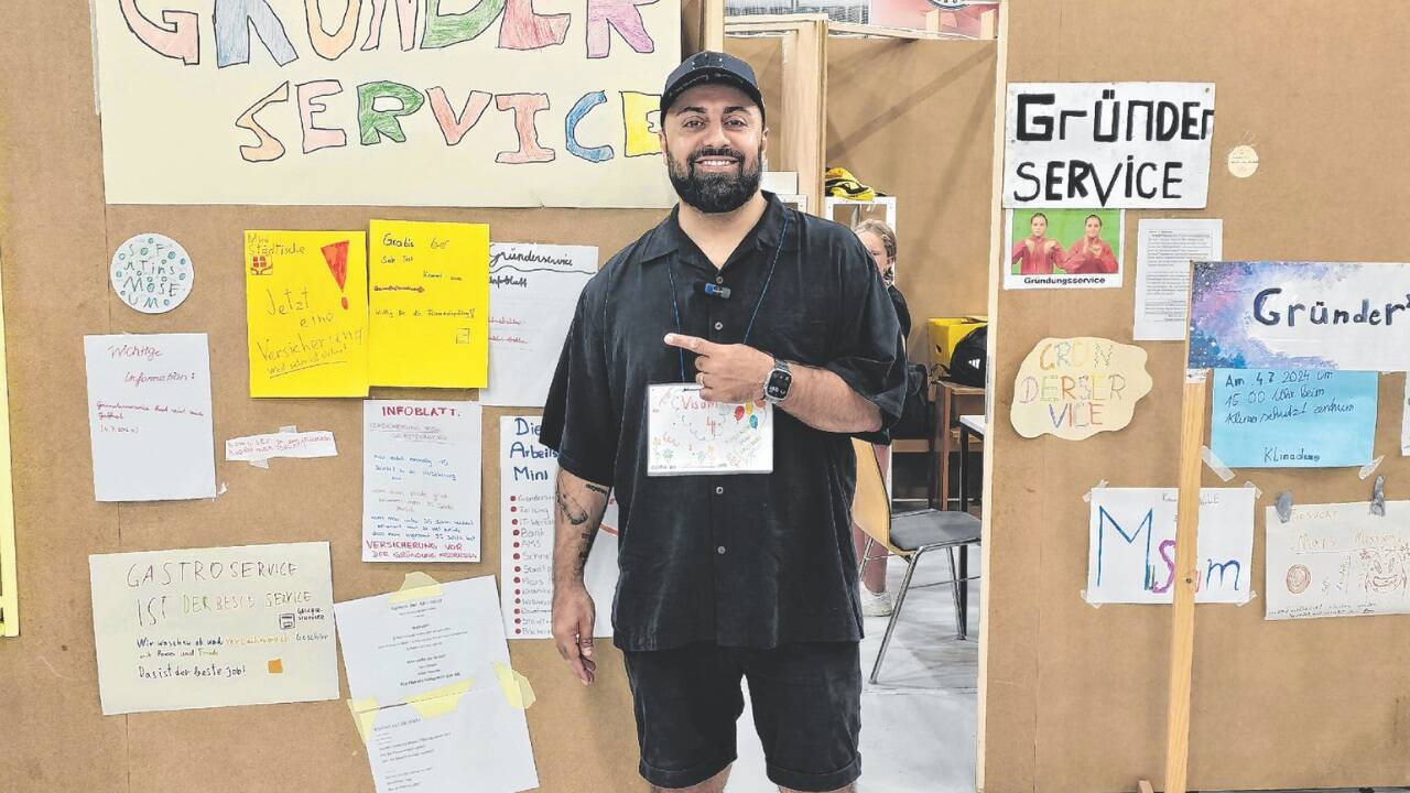 Ali Mahlodji auf Erkundungstour in der Kinderstadt „Mini-Salzburg“. 