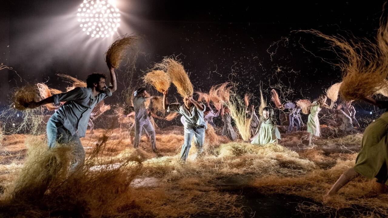 Eine Heuschlacht als Tanzeinlage: Das Ballett Dortmund mit dem „Mittsommernachtstraum“ als Gastspiel bei den Salzburger Festspielen. 