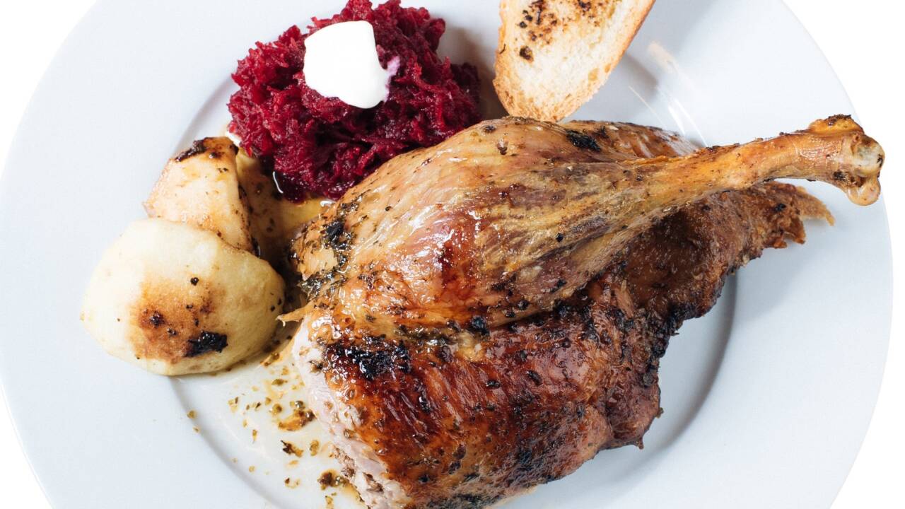 Heute gibt es Hering mit Zwiebeln und Rahm, Rote-Rüben-Suppe, die Superente und Topfenkuchen mit Weichseln.  