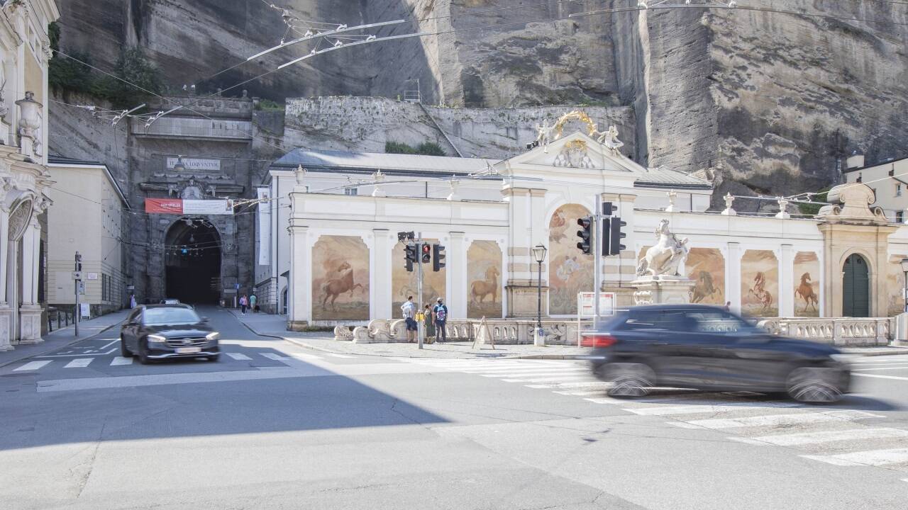 Der Herbert-von-Karajan-Platz. Noch fahren die Autos ungehindert durch das Neutor mitten in den Festspielbezirk. Mit der Baustelle wird es zunächst einspurig. Doch die Stadtpolitik plant noch viel mehr.  