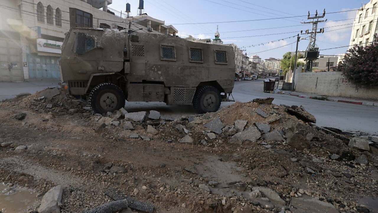 Israelisches Militärfahrzeug in Tulkarem 
