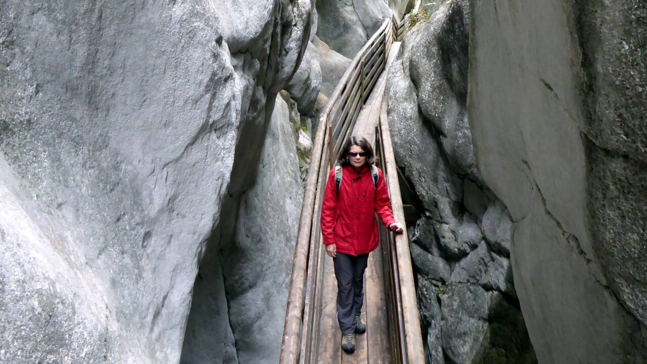 Hautnah führt der Steig durch die kühlen Felsen der Innersbachklamm. Hautnah führt der Steig durch die kühlen Felsen der Innersbachklamm.