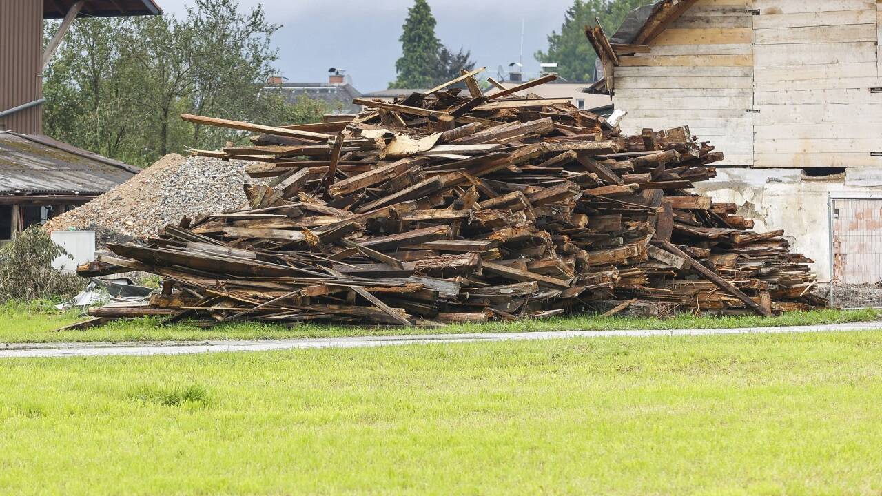 Vom Henkerhaus in Salzburg-Gneis blieb nur ein Haufen Holzbretter übrig. Foto von 26. August 2024.  