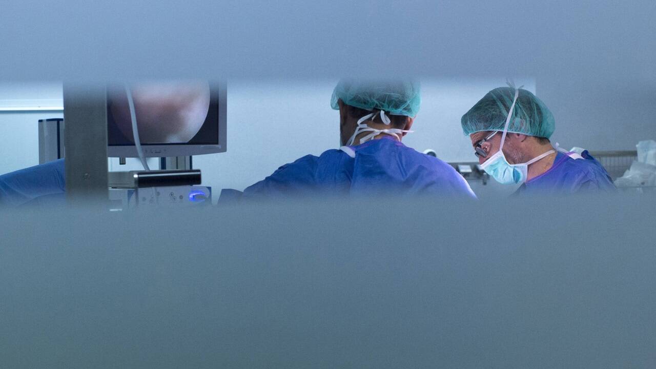 Ein Salzburger erfuhr nach einer Operation, dass sein Arzt alkoholisiert und in einen Unfall verwickelt war. Ein Salzburger erfuhr nach einer Operation, dass sein Arzt alkoholisiert und in einen Unfall verwickelt war.