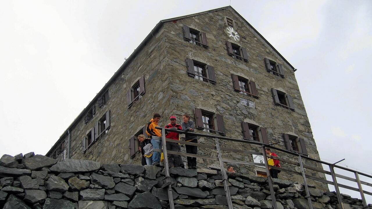 Die Neue Prager Hütte im Gebiet des Großvenedigers ist wegen Wassermangels seit Mitte August geschlossen. Sie liegt im Nationalpark Hohe Tauern im Gemeindegebiet von Matrei in Osttirol und gehört dem Deutschen Alpenverein. 
