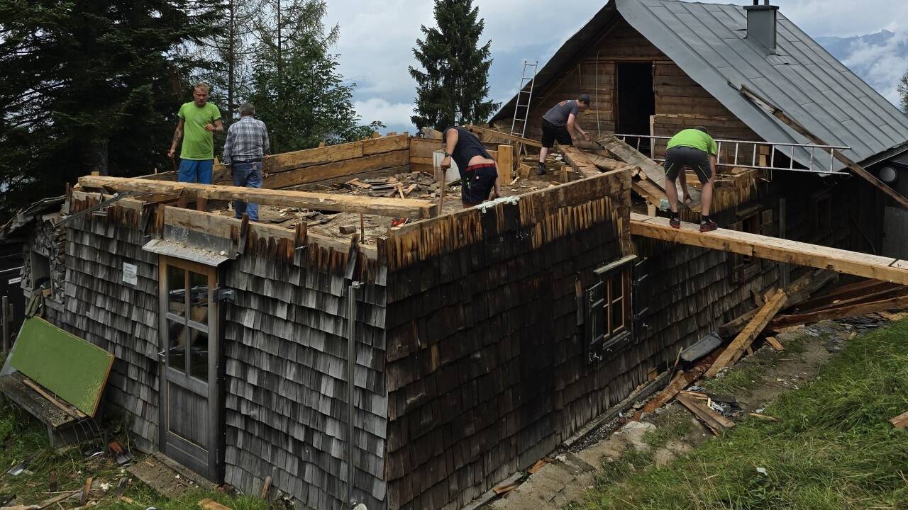 Bei der Bleckwandhütte in Strobl haben Freiwillige der Naturfreunde Bad Ischl kürzlich mit der Abtragung begonnen, wesentliche Teile der Hütte werden bis 2026 neu errichtet. 