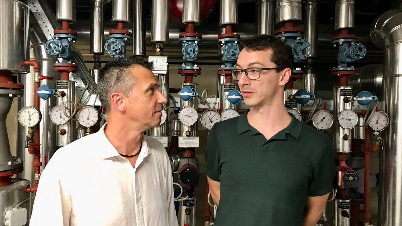 „Es steht und fällt alles mit den Kosten“, sind sich Hausverwalter Horst Burkl (l.) und Energieberater Johannes Hanke (r.) einig.  