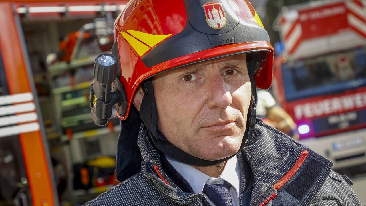  Branddirektor Reinhold Ortler hatte argumentiert, dass die Personaldecke bei der Berufsfeuerwehr zu dünn gewesen sei und er sich nicht selbst ohne Grund in den Dienst gesetzt habe.  