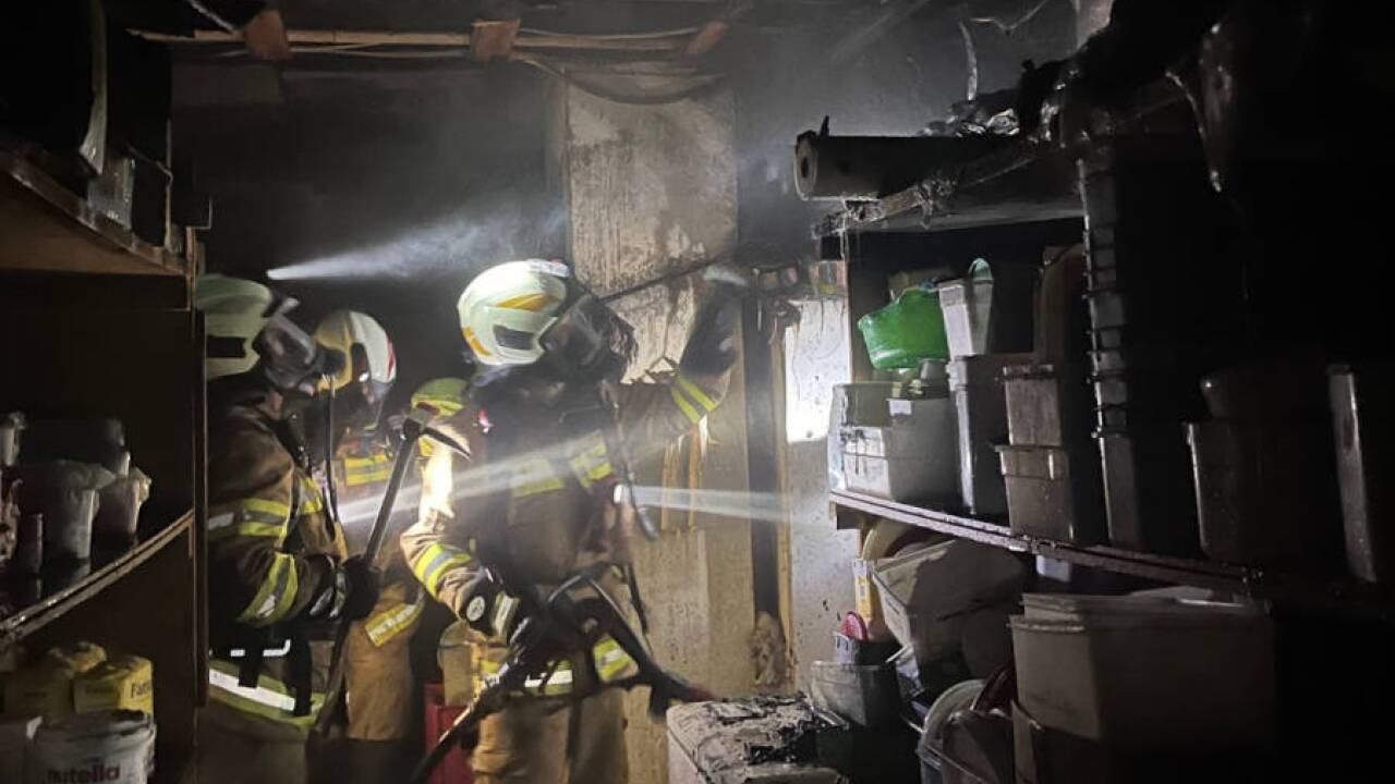 Bei Eintreffen der Feuerwehr zeigte sich der Brandherd im Lagerraum. 