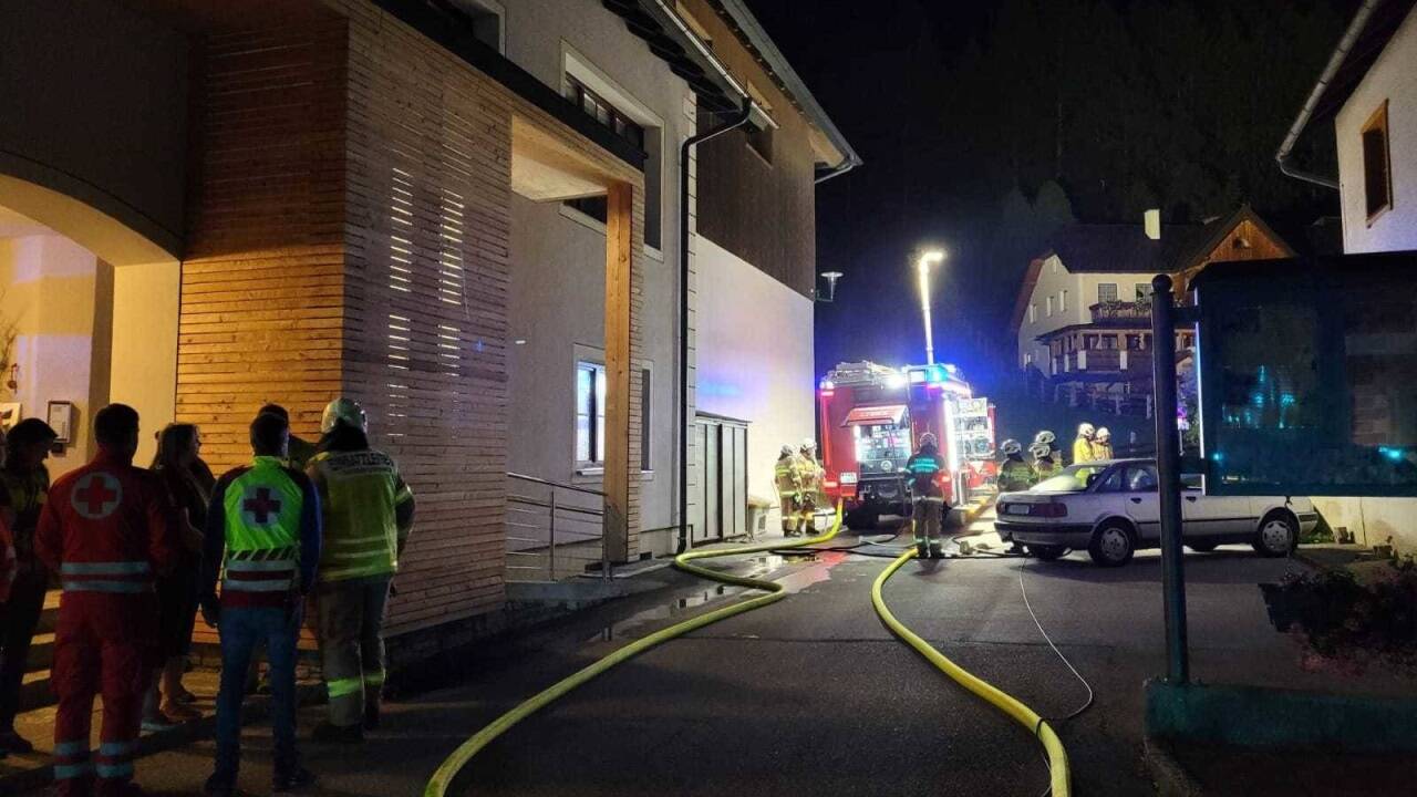 Bei Eintreffen der Feuerwehr zeigte sich der Brandherd im Lagerraum. 