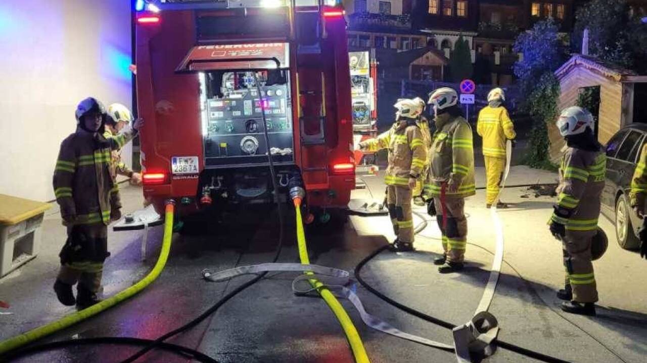 Bei Eintreffen der Feuerwehr zeigte sich der Brandherd im Lagerraum. 
