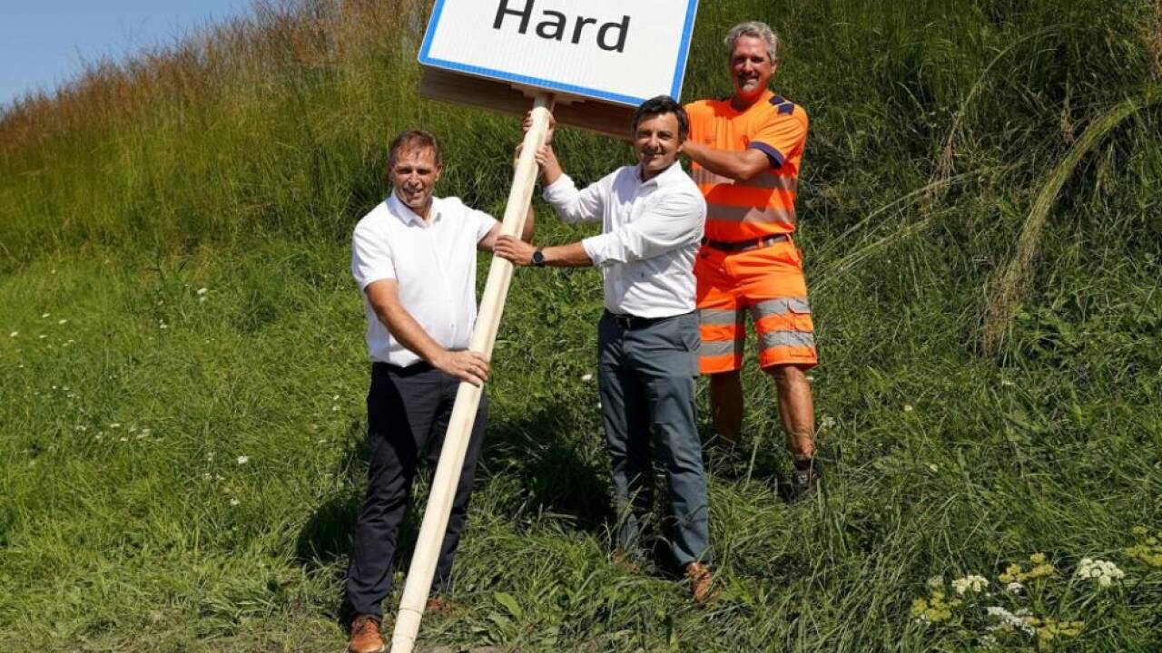 Die Ortstafel wurde durch einen Pizzakarton ersetzt  Die Ortstafel wurde durch einen Pizzakarton ersetzt