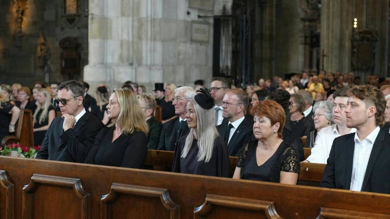 Ehefrau Simone Lugner bei der Beerdigung.  Ehefrau Simone Lugner bei der Beerdigung.