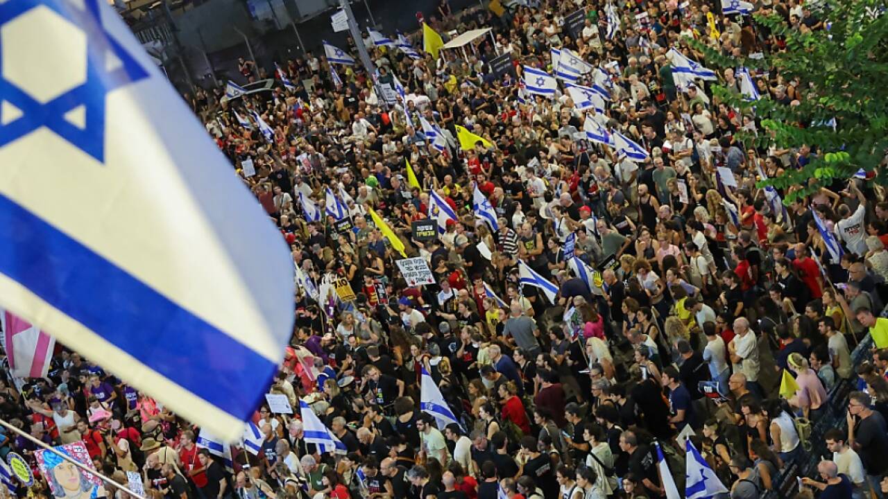 Demonstranten fordern in Teal Aviv Geisel-Deal 