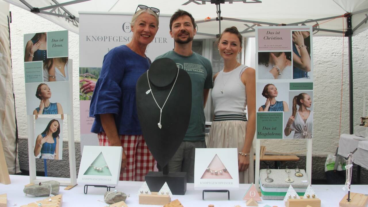 Die SN-Preisträger: Elisabeth Schneider (Kulturkreis Das Zentrum), Gerwin und Judith Stocker („Die Knopfgeschwister“) 