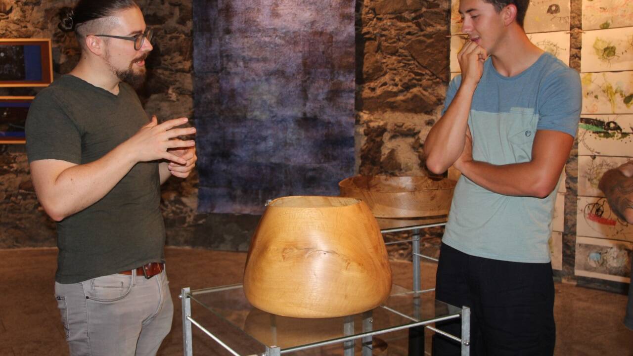 Zum Kunsthandwerksmarkt gehörtauch immer eine Sonderausstellung – heuer von Gabriel Bruckner (im Bild links ) und Ranate Habinger, „Holz&Papier“, nass gedrechselt und handgeschöpft, im Zeughaus am Turm in Radstadt 