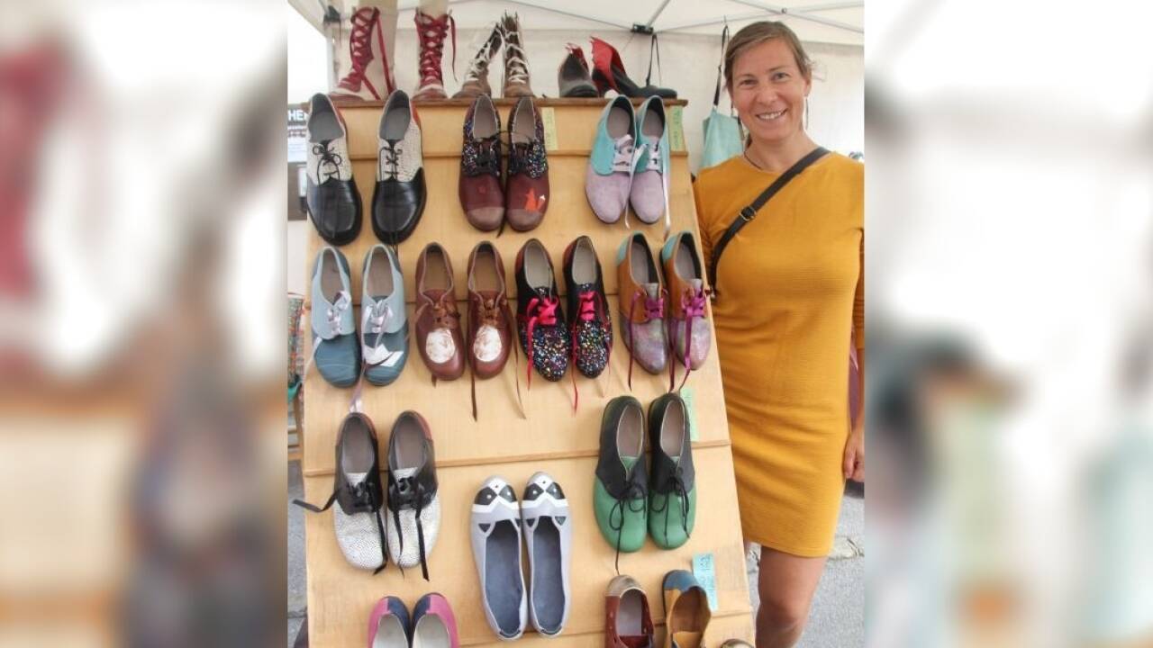 Rona Gyurkovics, Schusterin aus Ungarn mit ihren handgefertigten Schuhen.<br /> 