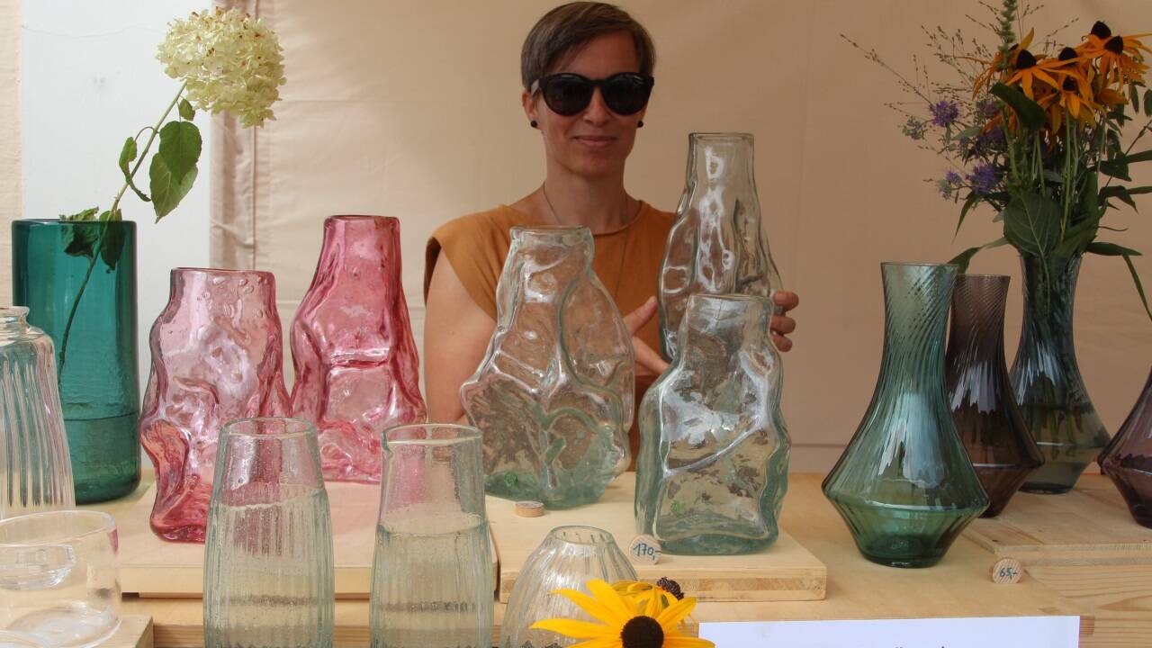 Die Gmundnerin Verena Schatz fertigt Gebrauchsgläser und Vasen an. Ihre „Traunsteinvase“ etwa ist Glasrecycling, sie setzt Steine zur Formgebung ein. 