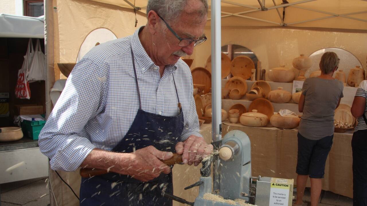 Man kann am Kunsthandwerksmarkt auch bei der Entstehung der Produkte zuschauen. Im Bild etwa der Drechsler Günther Wallner aus Truchtlaching (Deutschland). 