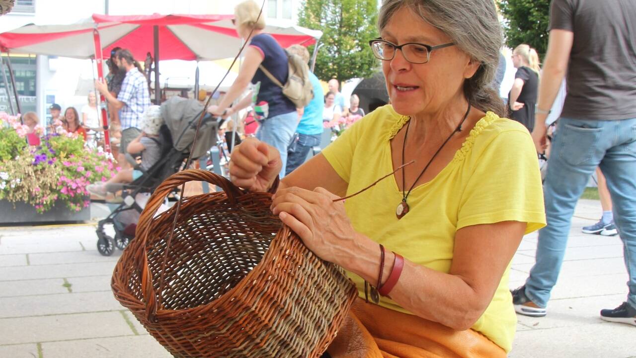 Martha Harscher gab wieder gut besuchte Flechtkurse. Ihre Flechttechniken stammen aus Spanien und Afrika. Die Körbe sind äußerst dekorative Werke. 